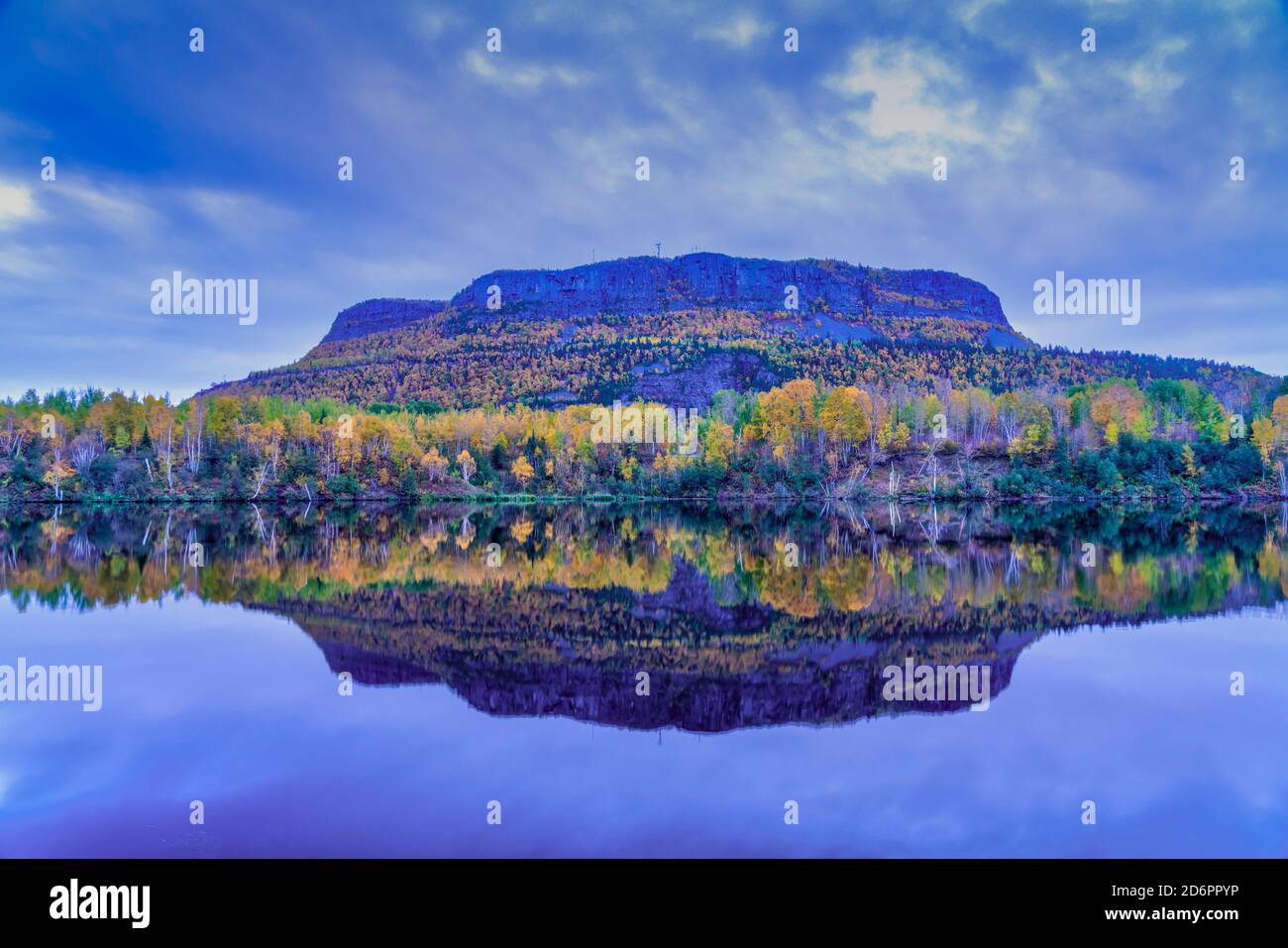 Mount McKay mit Herbstfärbung spiegelt sich im Kaministiquia River in der Nähe von Thunder Bay, Ontario. Stockfoto