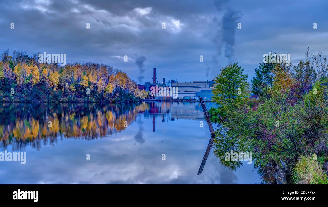 Mount McKay mit Herbstfärbung spiegelt sich im Kaministiquia River in der Nähe von Thunder Bay, Ontario. Stockfoto