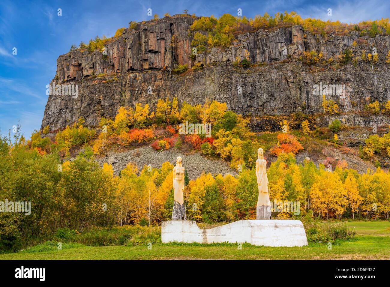 Das Ojibway Elder Monument und Herbstfärbung am Mount McKay Aussichtspunkt, Thunder Bay, Ontario, Kanada. Stockfoto