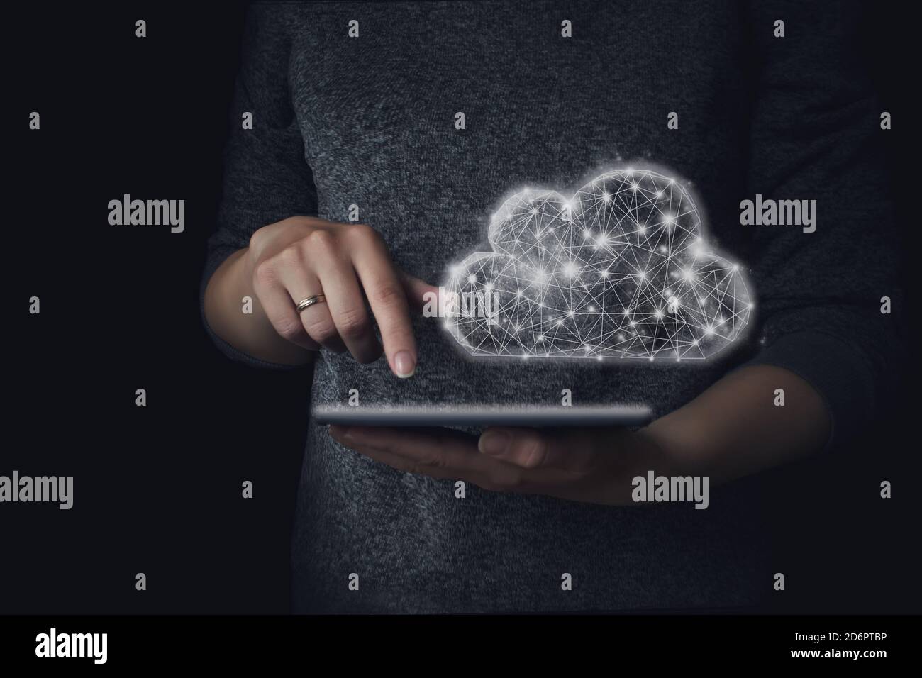 Hand berührendes Tablet mit Cloud Computing und Online-Speicherkonzept. Cloud-Computing-Konzept - Geräte mit der Cloud verbinden Stockfoto