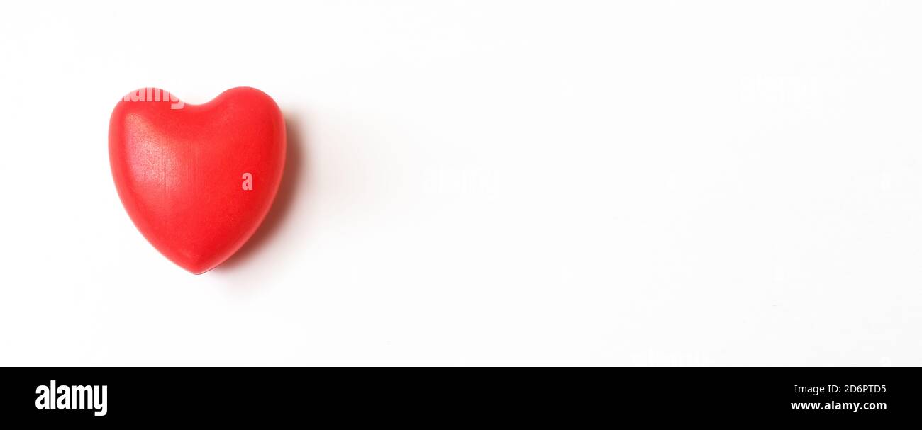 Rotes Herz auf weißem Hintergrund. Liebe, Pflege und Valentinstag Konzept. Welt Herz Gesundheit Tag Idee Stockfoto