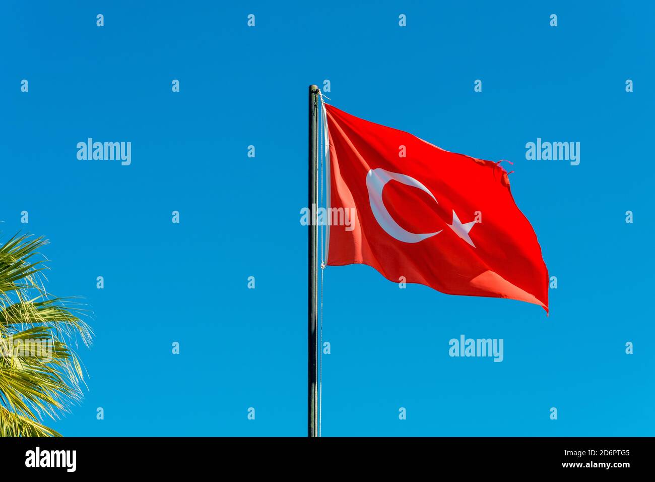 Nationalflagge der Türkei. Türkei Flagge winkt auf dem Wind. Konzept von Tourismus, Wirtschaft und Politik. Stockfoto