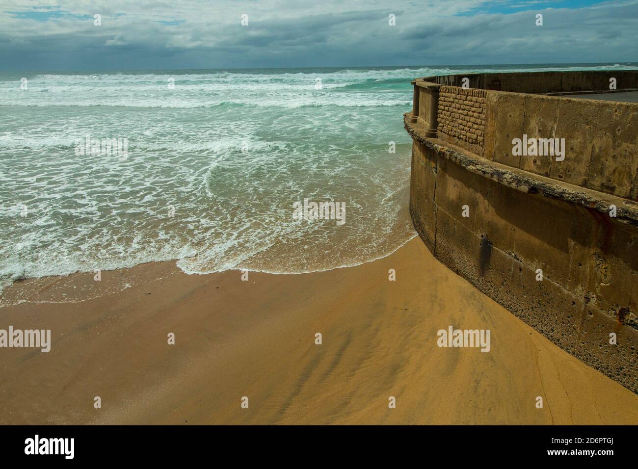 Wellen landen in Untiefen gegen Gezeitenbecken am Strand Stockfoto