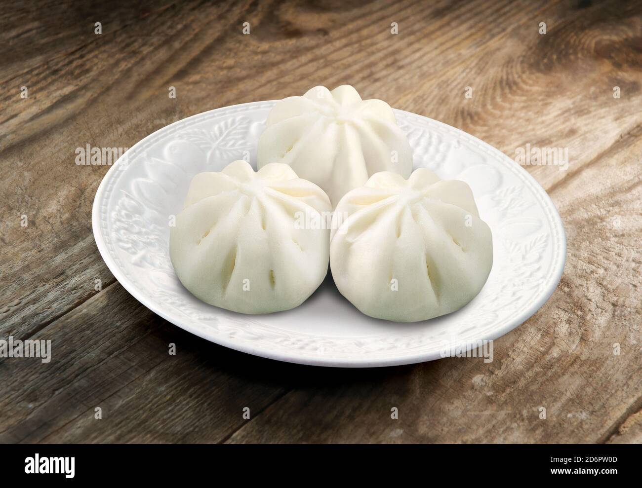 Chinesische Dampfbrötchen, Baozi oder Mantou auf einem Teller Stockfoto