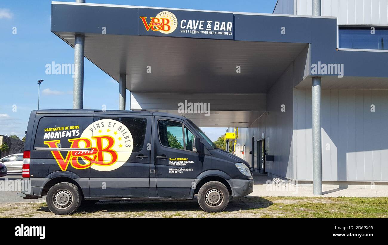 Bordeaux , Aquitaine / Frankreich - 10 10 2020 : V&b Logo-Zeichen und Text für Höhle Bar und Keller verkaufen Wein Bier Shop Stockfoto