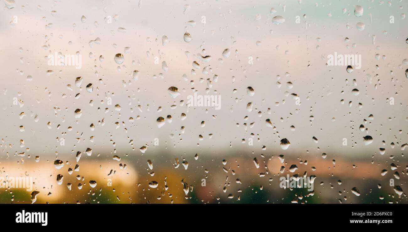 Regentropfen auf dem Fenster. Regentage in der Stadtlandschaft. Stockfoto