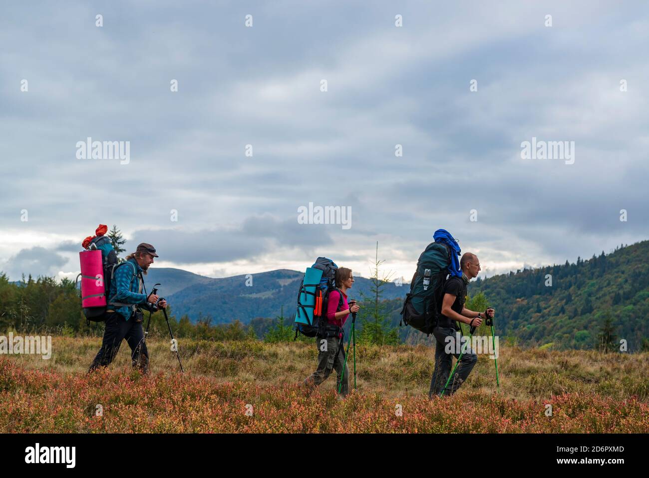 Gruppe von Wanderern auf dem Bergweg. Aktivurlaub und Erkundung Stockfoto
