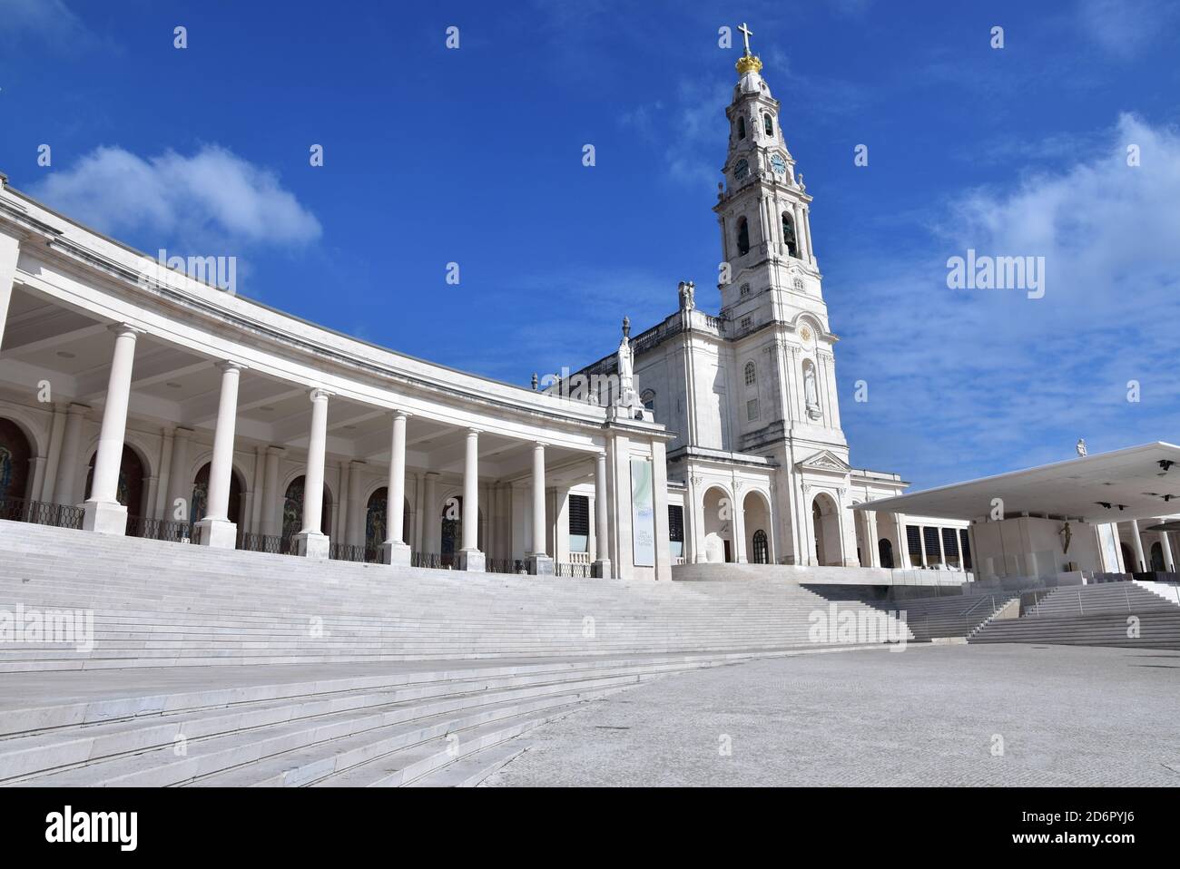 Portugal, die Basilika von Fatima ist eine Kirche im neobarocken Stil in der Marienheiligtum gebaut.Baum Kinder wurden hier Zeugen der Jungfrau appparition. Stockfoto