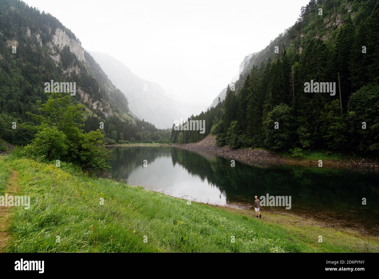 Schöne türkisfarbene Wasser von See und Berglandschaft. Stockfoto