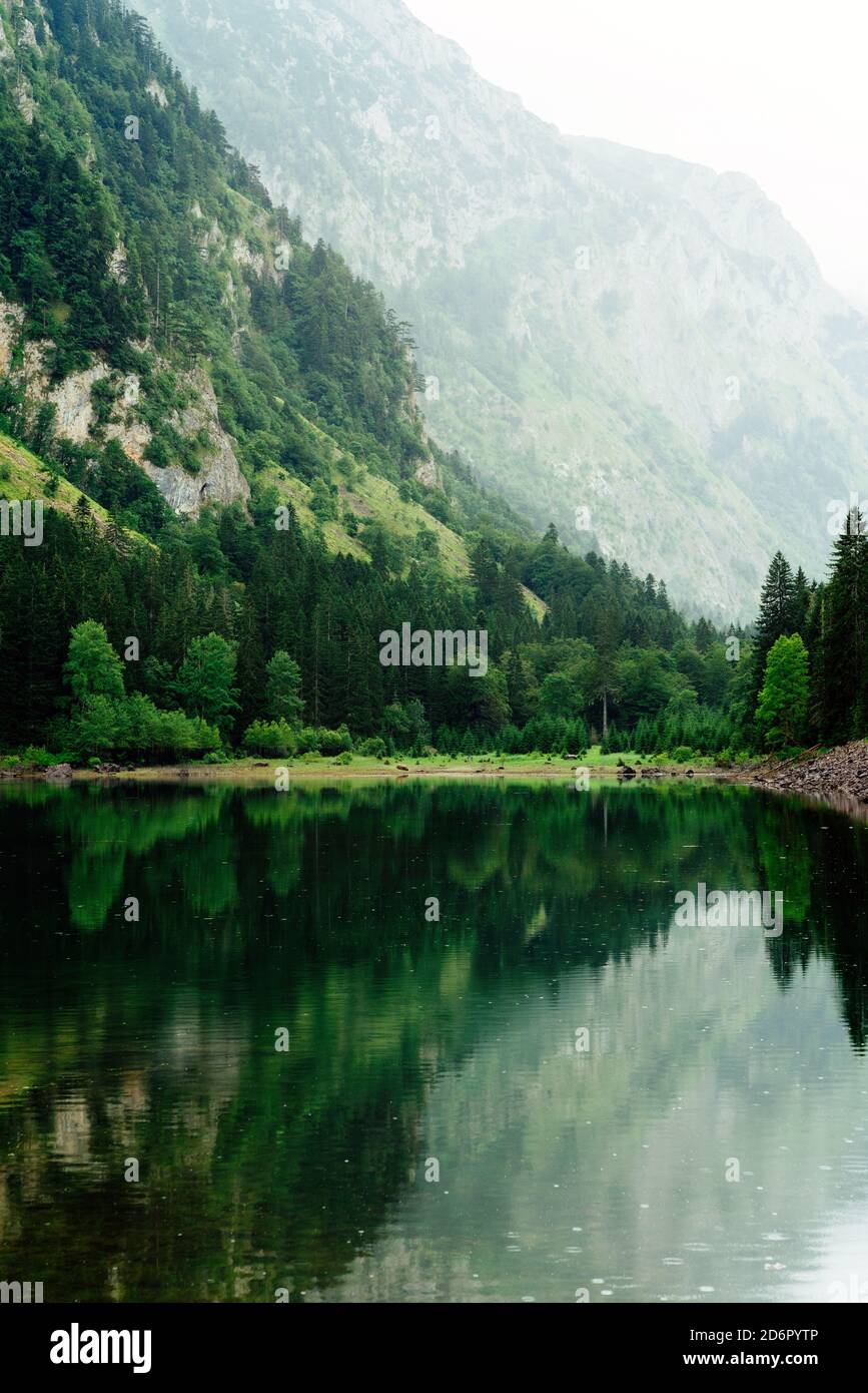 Schöne türkisfarbene Wasser von See und Berglandschaft. Stockfoto