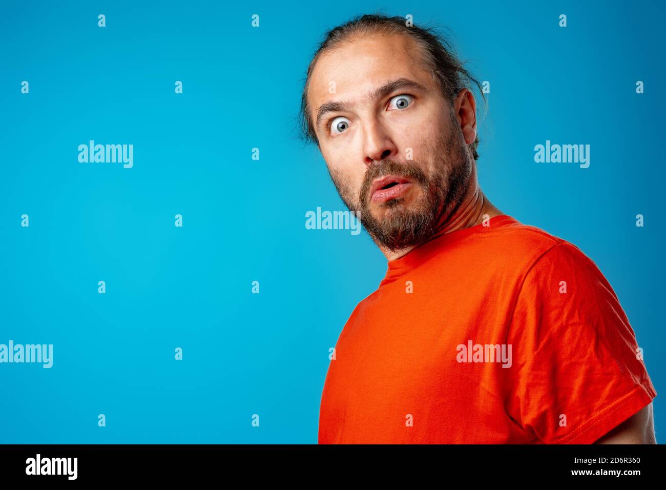 Erstaunt und verwirrt bärtigen Mann sieht mit Erstaunen Stockfoto