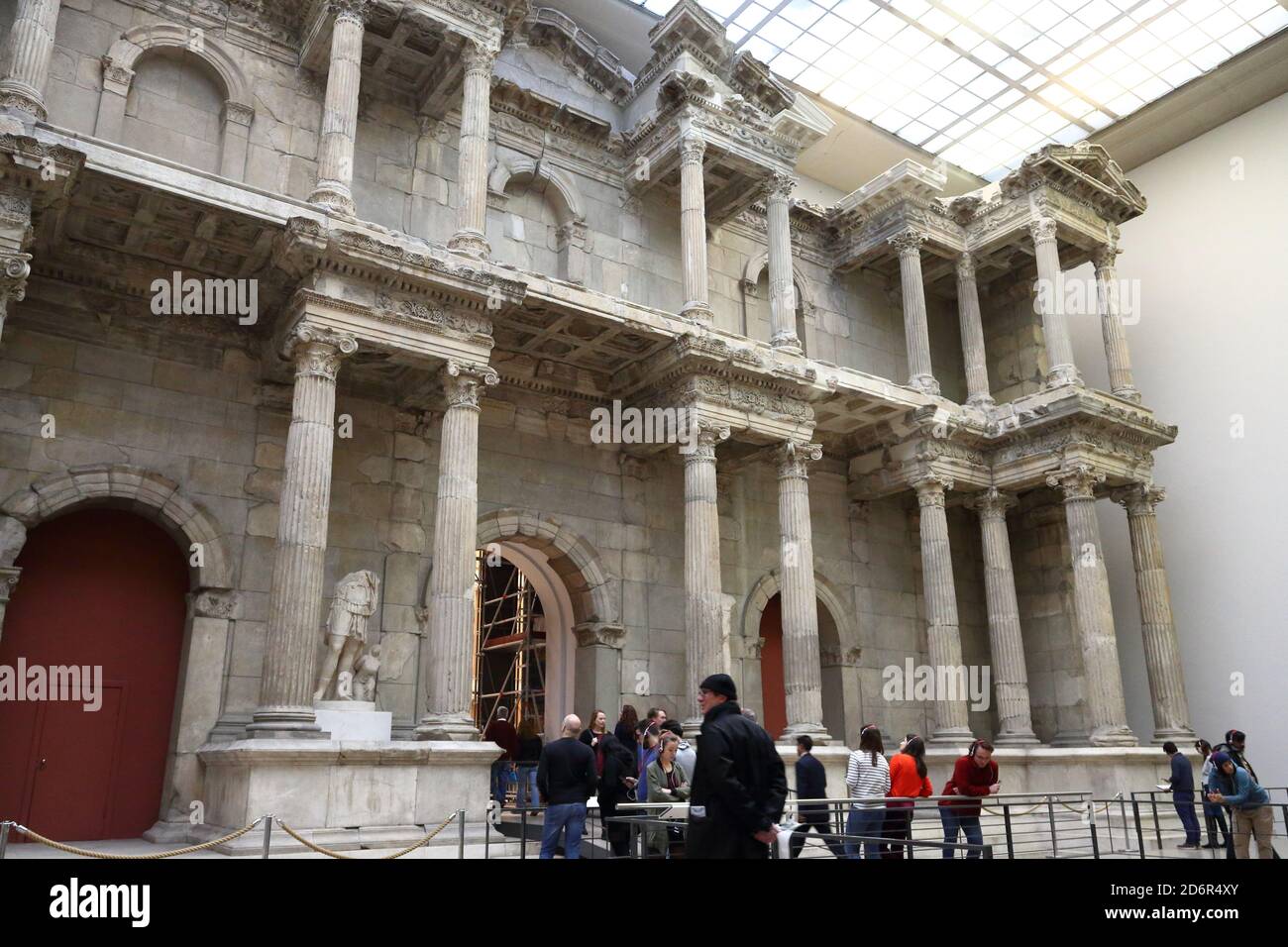 Touristen besuchen das Markttor von Milet im Pergamon Museum, Berlin, Deutschland Stockfoto