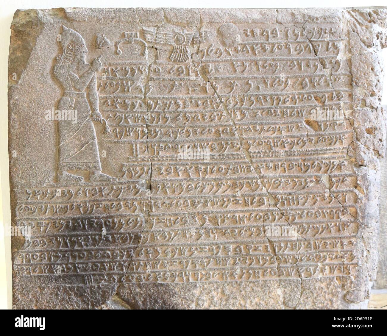 Eine Stele, die König Kilamuwa aus dem Königreich Sam'al mit einem 16-zeiligen phönizischen Text darstellt, Pergamonmuseum, Berlin, Deutschland Stockfoto