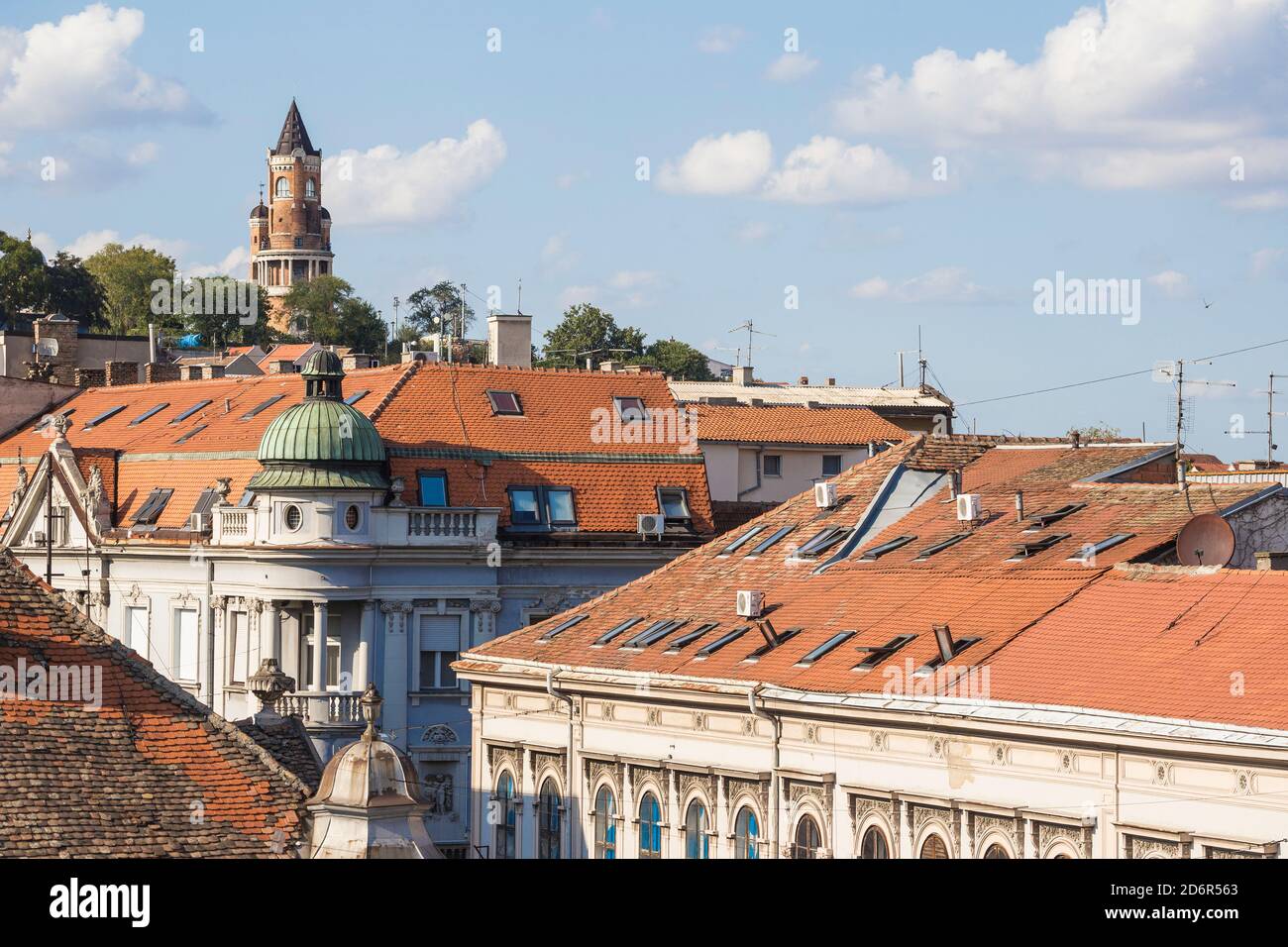 Serbien, Belgrad, Zemun, Blick über die Dächer zum Gardos-Turm (Millennium-Turm) Stockfoto