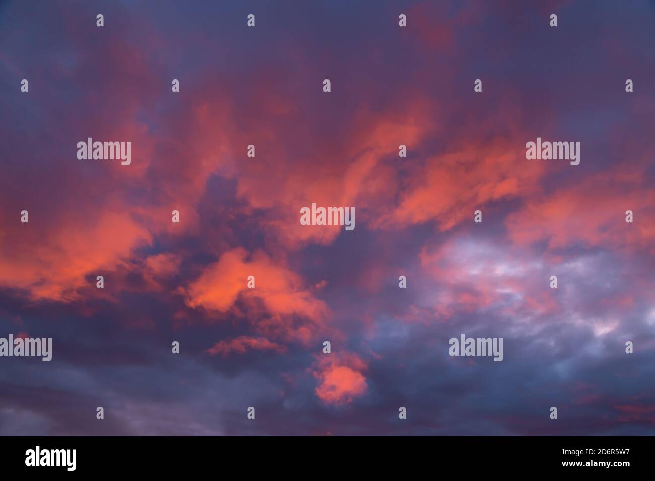 Düsterer Sonnenuntergang Himmel mit roten Wolken von der Einstellung beleuchtet So Stockfoto