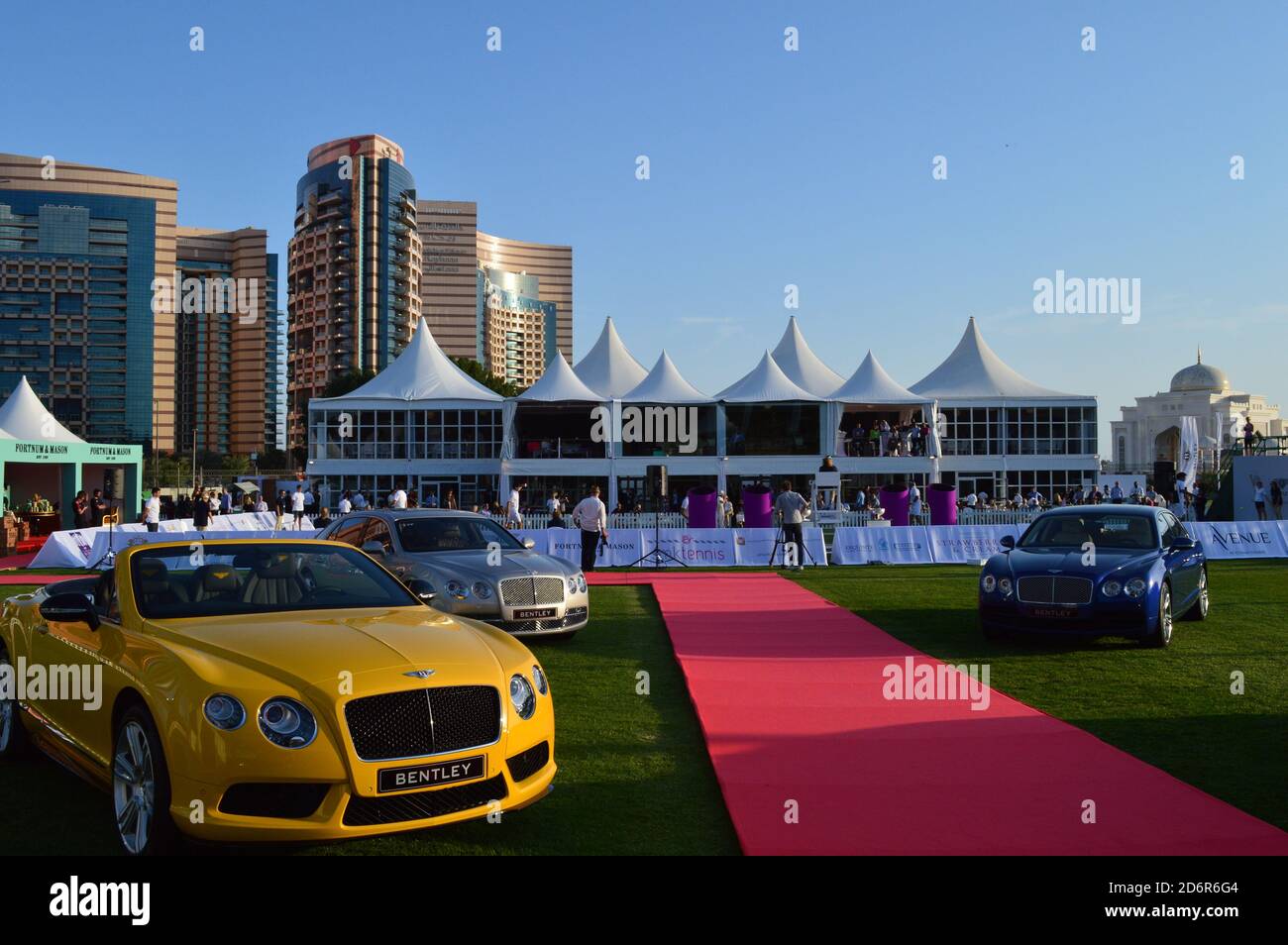 Abu Dhabi, VAE - 2015. Luxusautos, die für die Gäste der Lifestyle-Veranstaltung im Emirates Palace um den Roten Teppich in den Zelten ausgestellt wurden Stockfoto