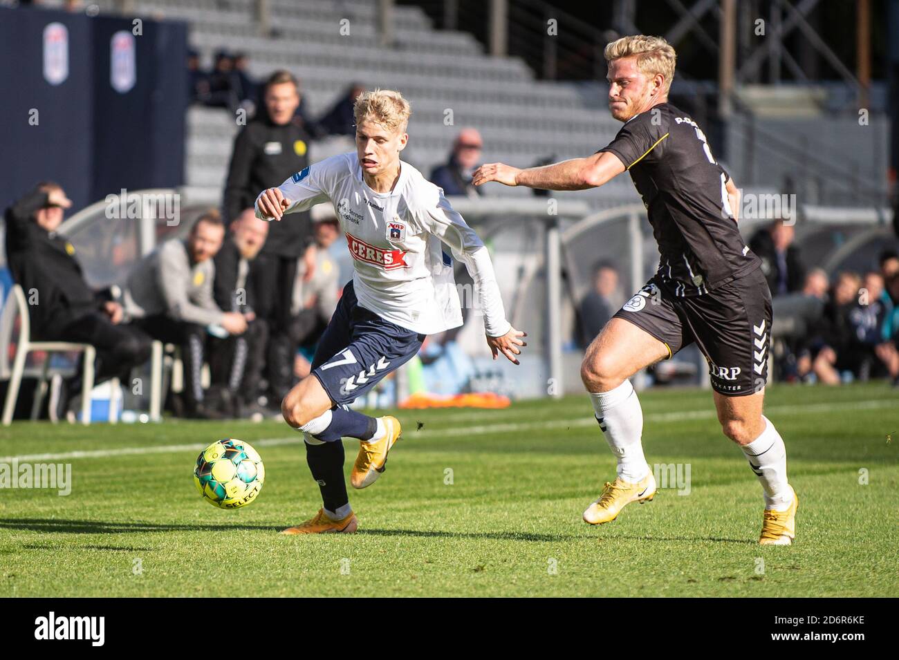 Aarhus, Dänemark. Oktober 2020. Albert Groenbaek (27) von AGF und Thor lange (2) von AC Horsens beim 3F Superliga-Spiel zwischen Aarhus GF und AC Horsens im Ceres Park in Aarhus. (Foto: Gonzales Photo - Morten Kjaer). Stockfoto