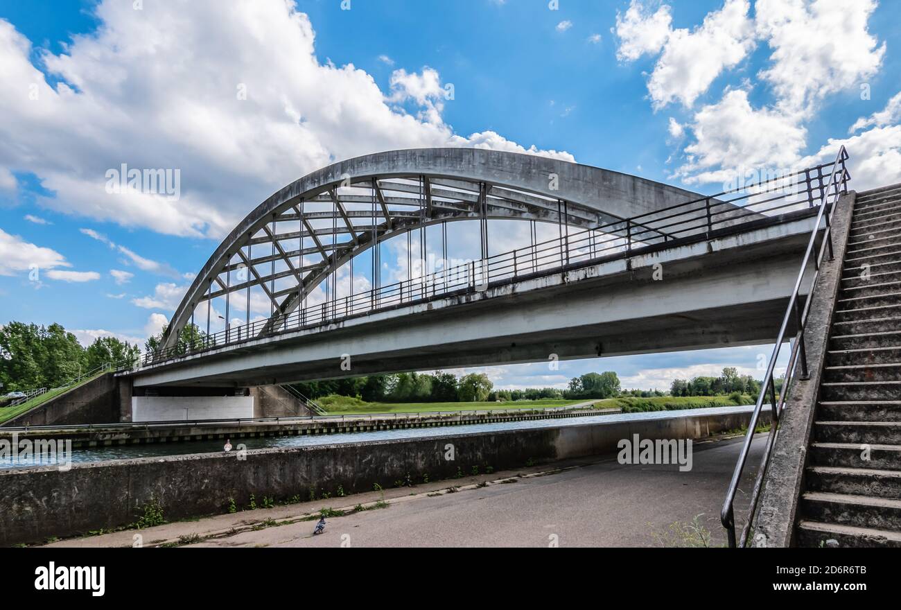 Doppelbetonbogenbrücke über die Neme in Zandhoven, Belgien. Stockfoto