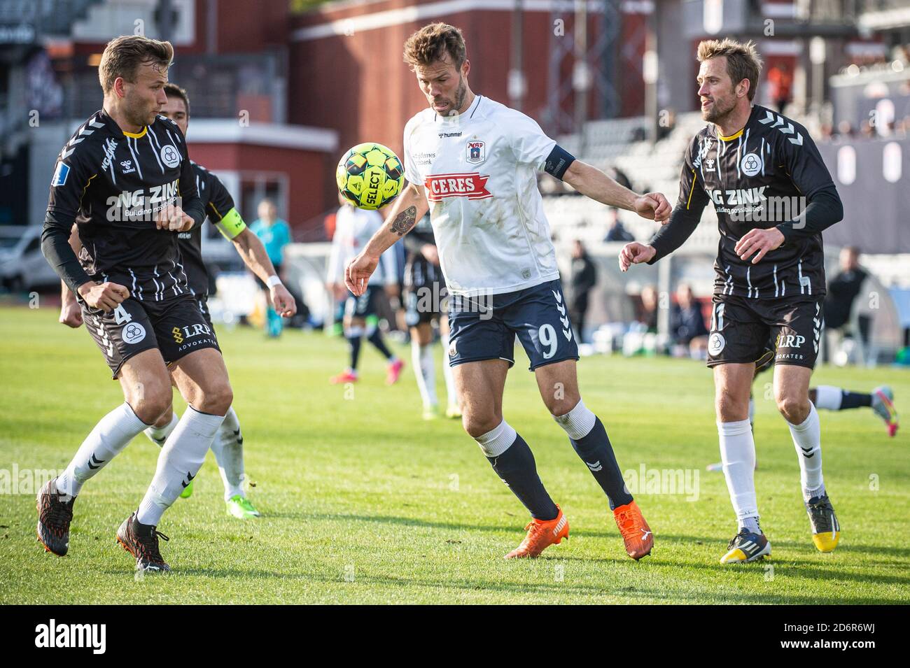 Aarhus, Dänemark. Oktober 2020. Patrick Mortensen (9) von AGF gesehen zwischen Malte Kiilerich Hansen (4) und Peter Nymann (11) von AC Horsens während des 3F Superliga-Spiels zwischen Aarhus GF und AC Horsens im Ceres Park in Aarhus. (Foto: Gonzales Photo - Morten Kjaer). Stockfoto