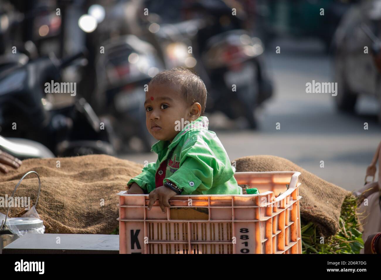 Dehradun, Uttarakhand/Indien-Oktober 14 2020:EIN süßes kleines Baby aus einer armen Familie ist in Indien im Korb. Hochwertige Fotos Stockfoto