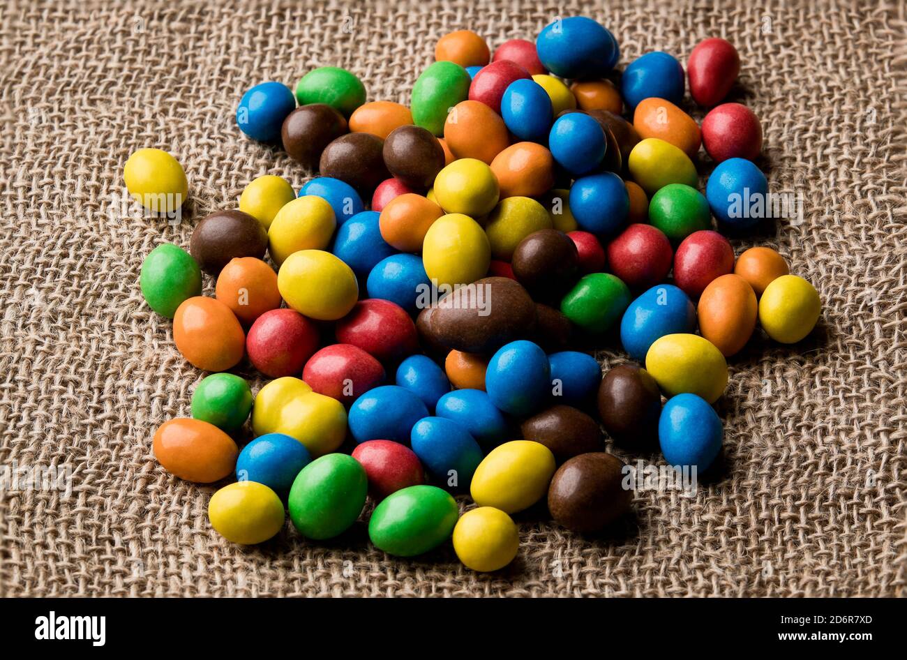 Karamell ist ein Lebensmittel, das in der Regel auf Basis von geschmolzenem Zucker zubereitet wird. Das Karamell wird durch das Kochen von Zucker gewonnen. Dies kann sowohl Flüssigkeit verbraucht werden (so ist die c Stockfoto
