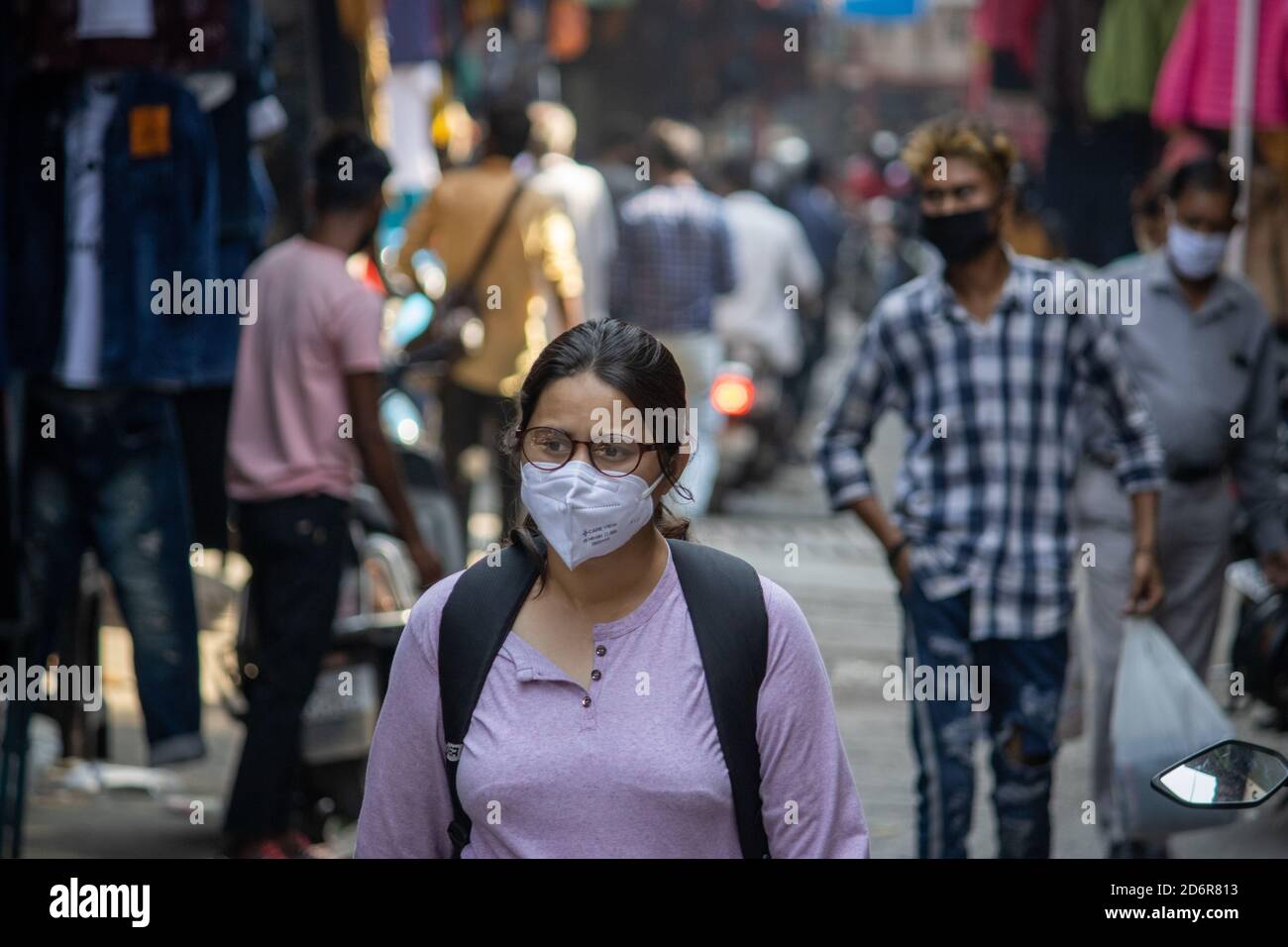 Dehradun, Uttarakhand/Indien-Oktober 14 2020:EINE Studentin mit Gesichtsmaske durchläuft den Markt in Indien, die Regierung in Indien hat die Maske wegen der Corona-Epidemie obligatorisch gemacht. Stockfoto