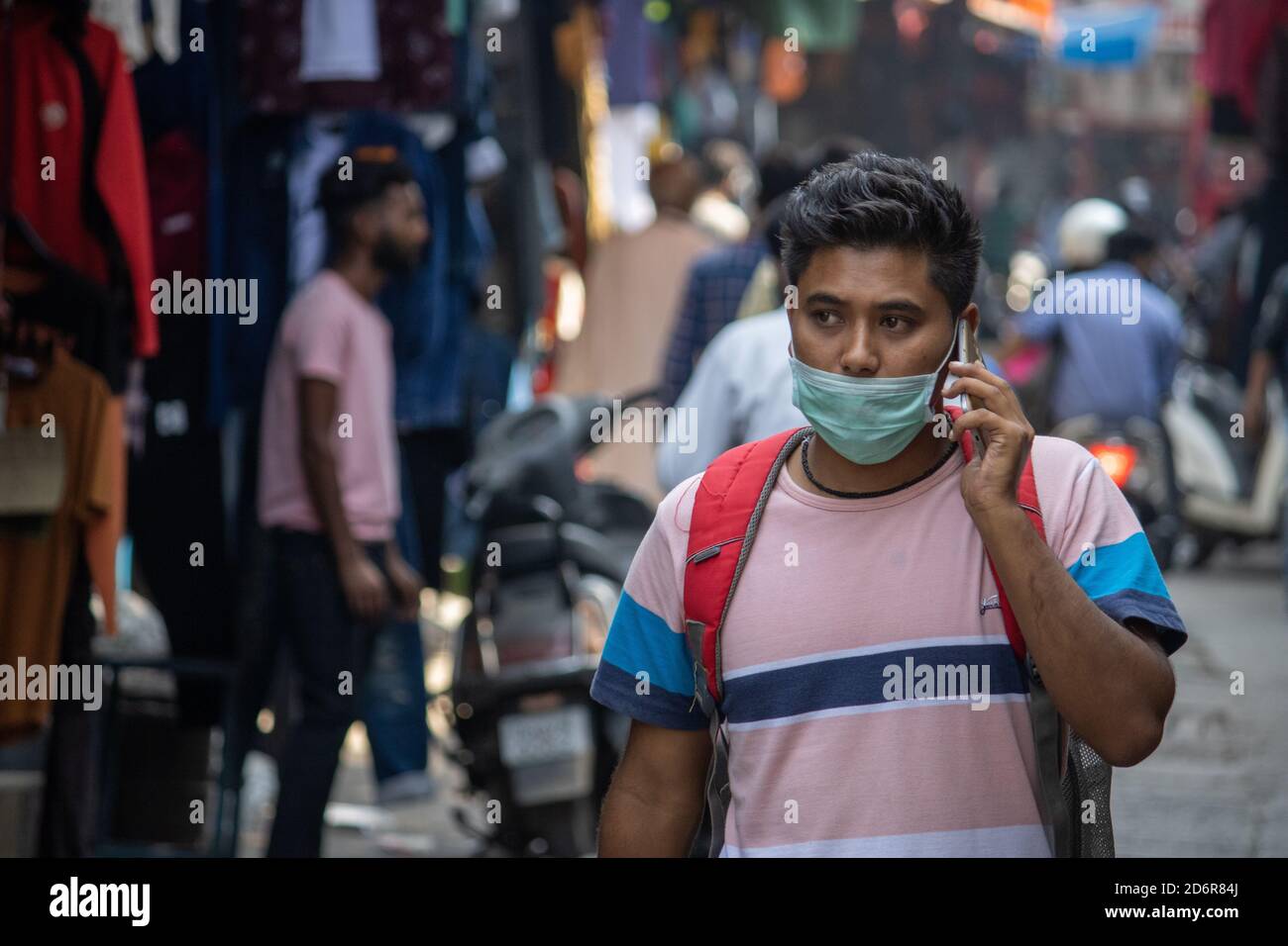 Dehradun, Uttarakhand/Indien-Oktober 14 2020:EIN College-Junge mit Gesichtsmaske geht durch den Markt in Indien, die Regierung in Indien hat die Maske aufgrund der Corona-Epidemie obligatorisch gemacht. Stockfoto