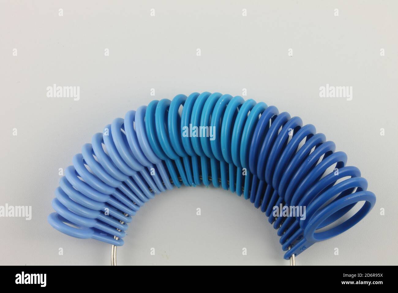 Ringgröße in Blautönen, isoliert auf weißem Hintergrund Stockfoto