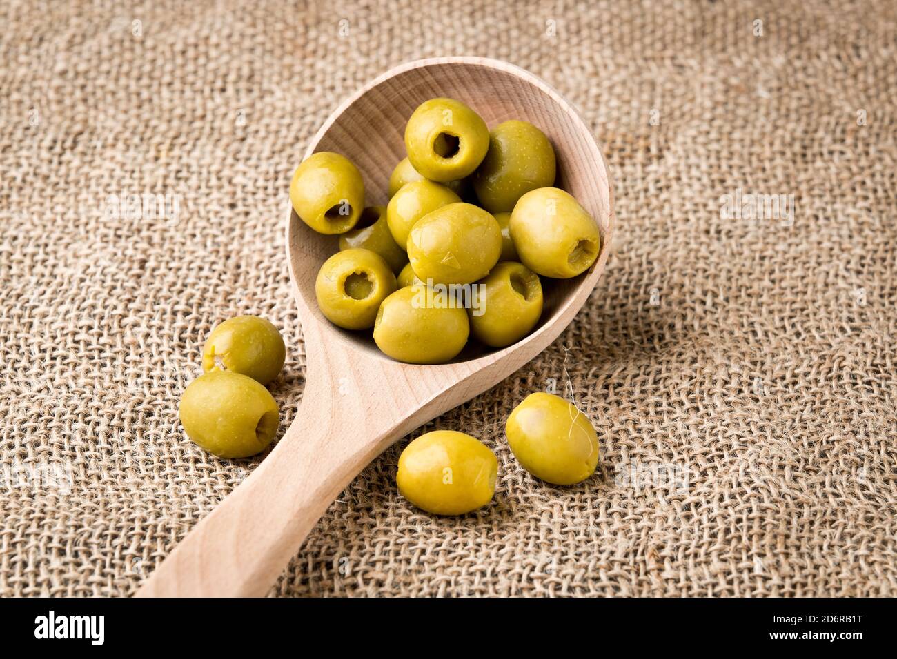 Die Olive oder Olive ist die Frucht des Olivenbaums. Die Pflanze kommt aus  Griechenland und Kleinasien, wo sie noch in Wldern von wilden Oliven tr  gefunden werden kann Stockfotografie - Alamy