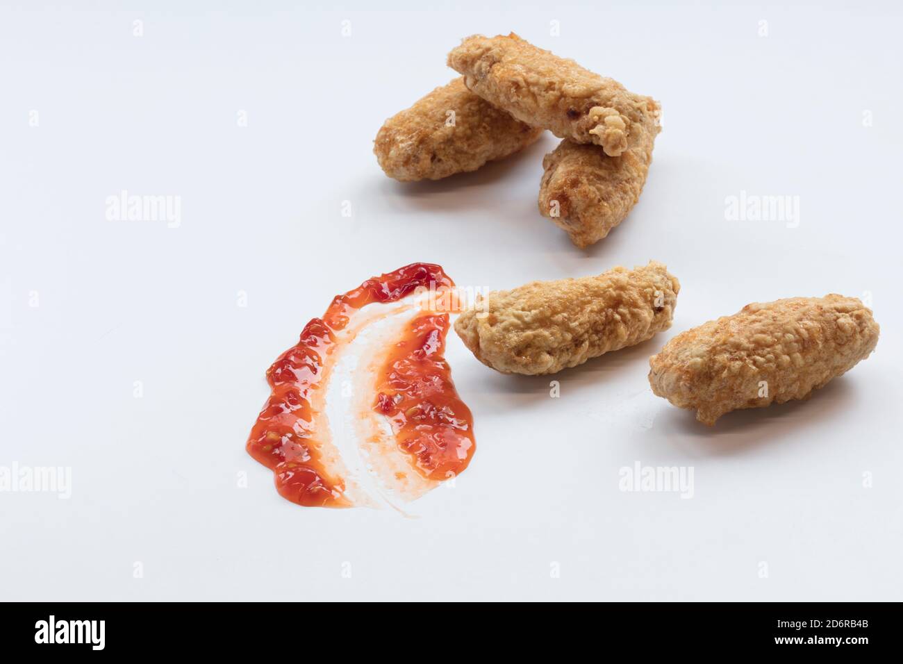 Gebratene Chicken Wings mit süßer Chilisauce Stockfoto