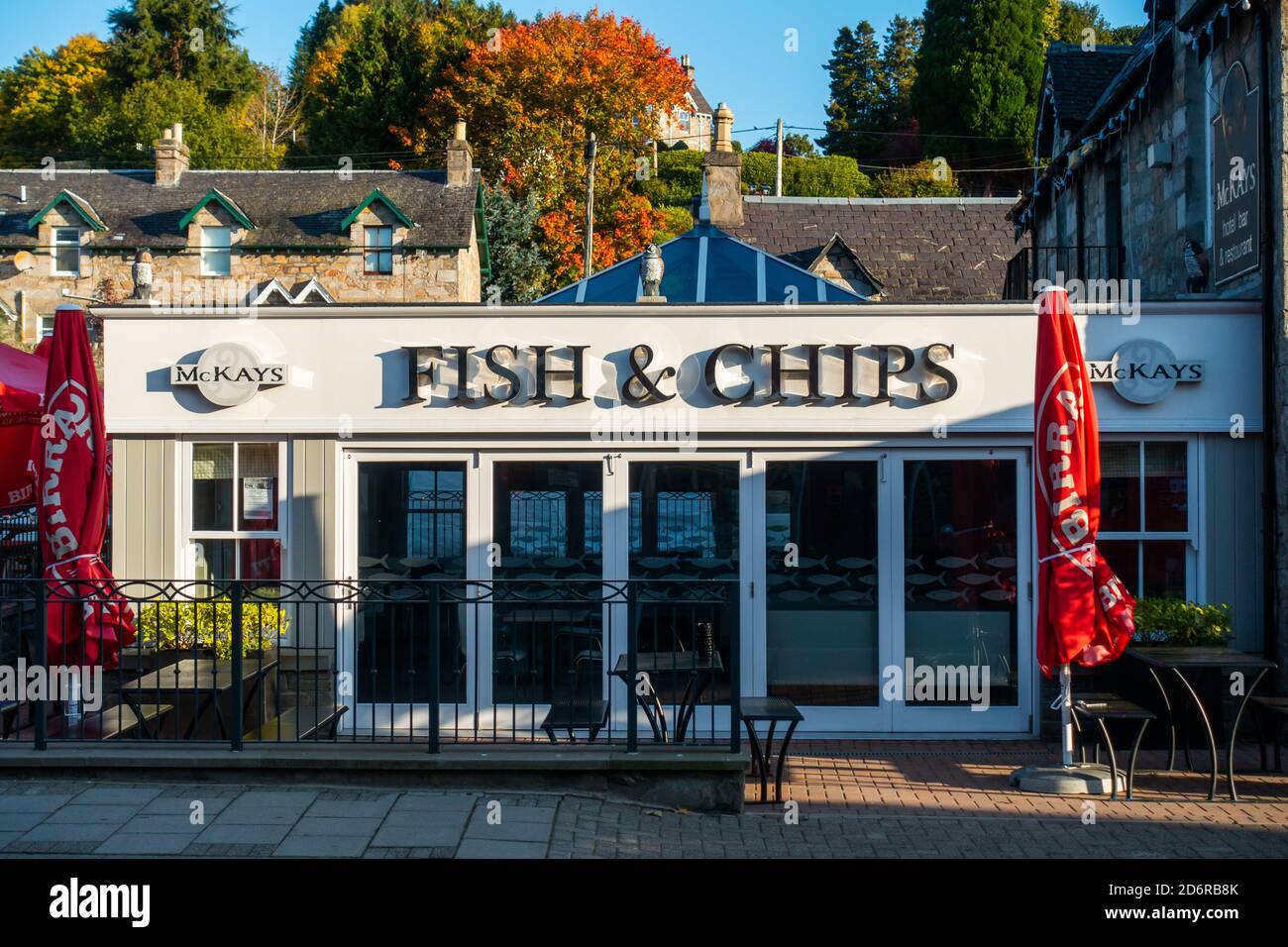 McKay's Hotel, Bar und Restaurant sowie Fish and Chips zum Mitnehmen in der Stadt Pitlochry, Perthshire, Schottland, Großbritannien Stockfoto