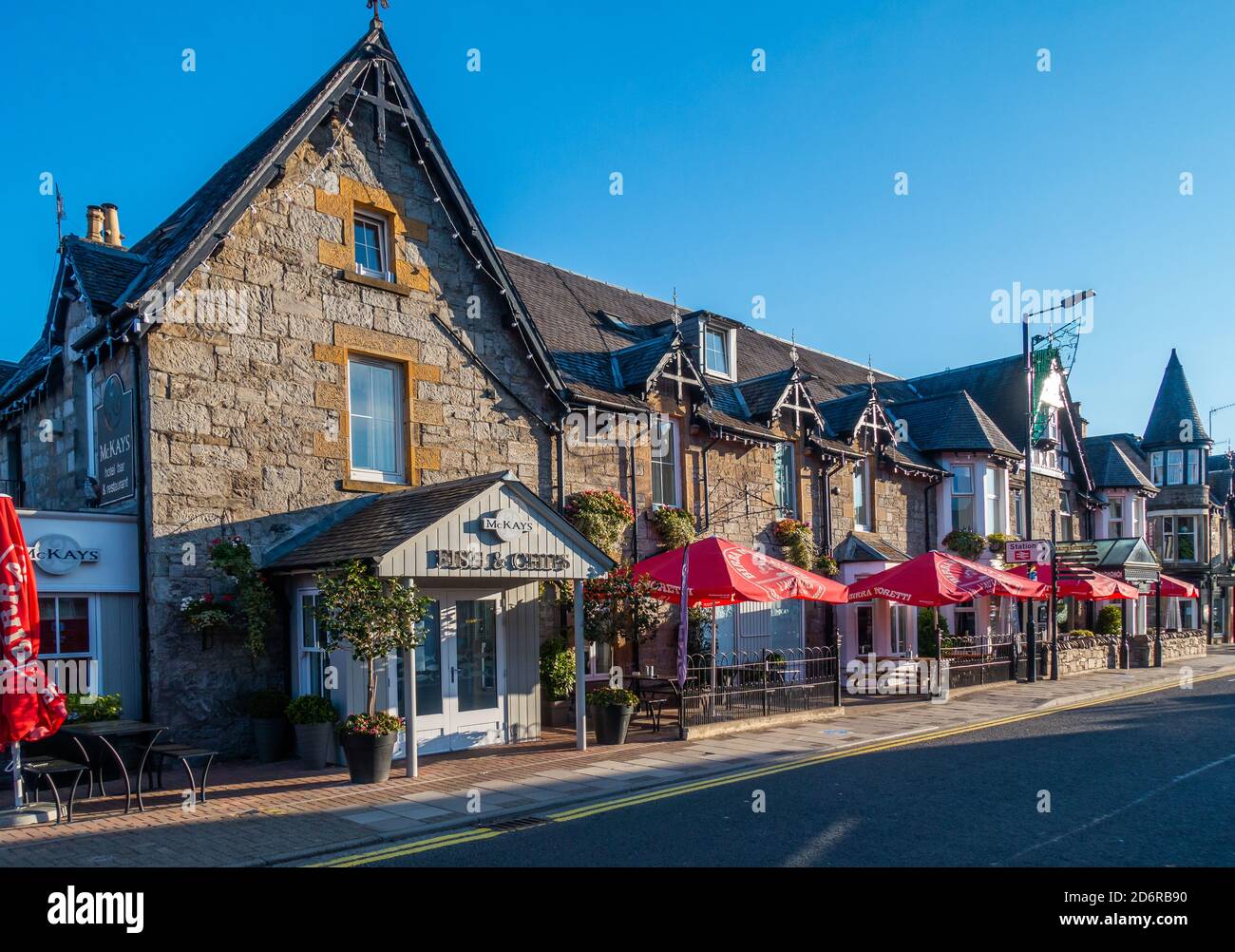 McKay's Hotel, Bar und Restaurant sowie Fish and Chips zum Mitnehmen in der Stadt Pitlochry, Perthshire, Schottland, Großbritannien Stockfoto