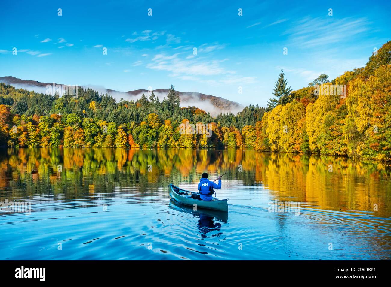 Kayaker auf dem Fluss Tummel mit atemberaubenden Herbstfarben in der Stadt Pitlochry, Perthshire, Schottland, Großbritannien Stockfoto