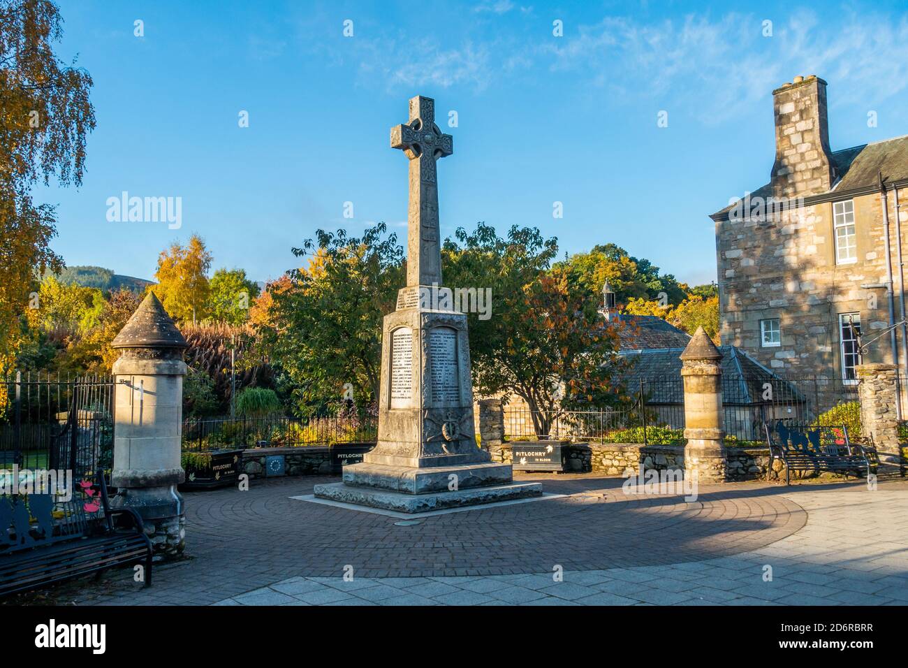 Das Kriegsdenkmal im Zentrum der Stadt Pitlochry, Perthshire, Schottland, Großbritannien Stockfoto