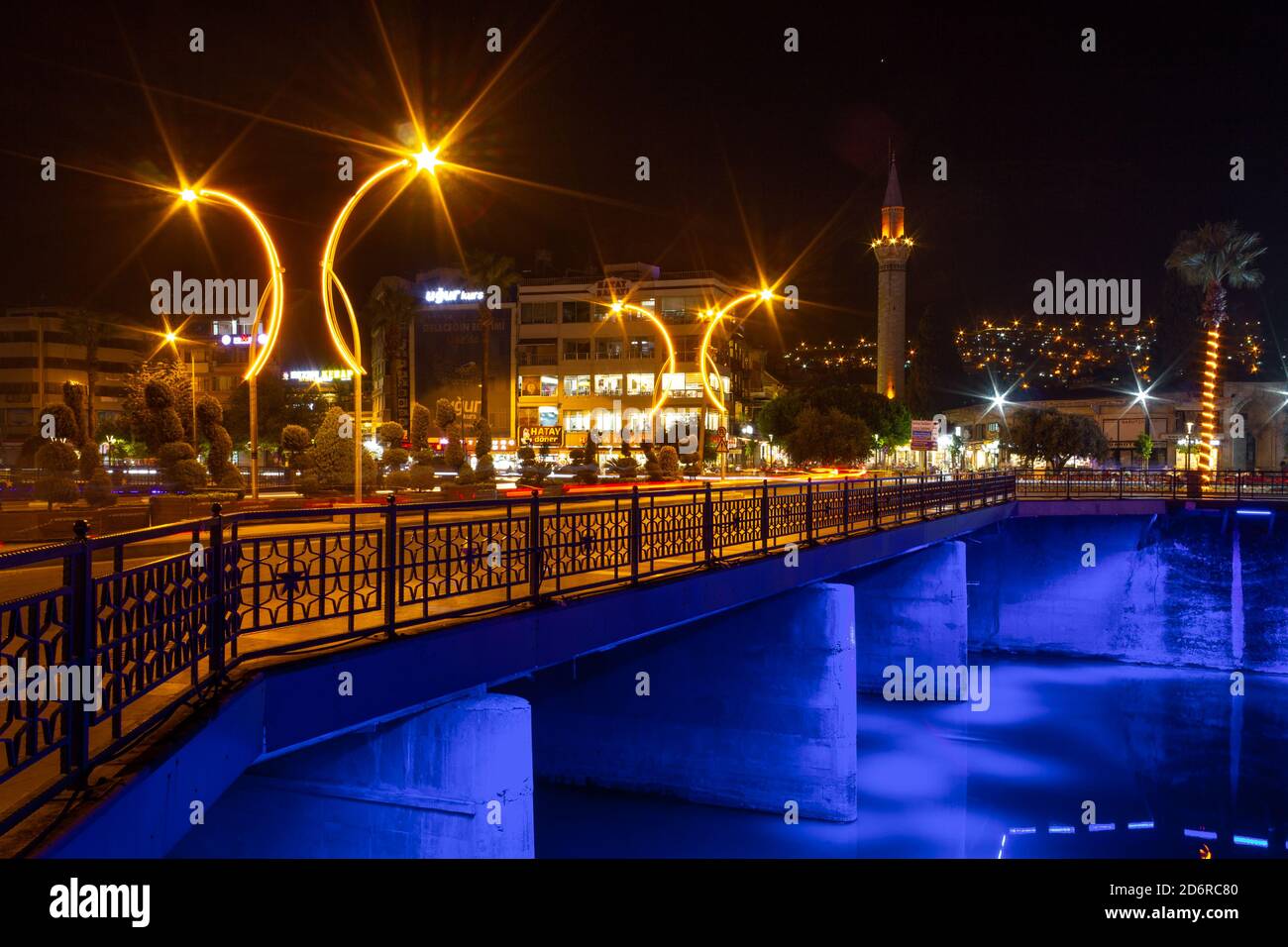 Antakya, Hatay / Türkei - Oktober 08 2020: Blick auf Antakya und ATA Brücke auf dem Fluss Asi bei Nacht Stockfoto