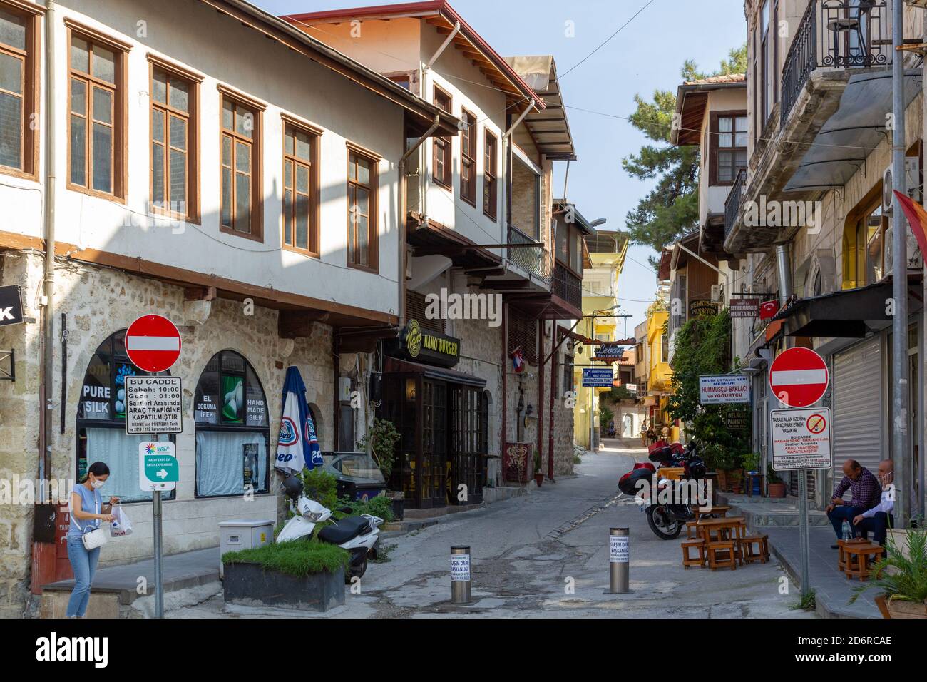 Antakya, Hatay / Türkei - Oktober 08 2020: Blick auf Straßen und Häuser im alten Stadtzentrum von Antakya Stockfoto