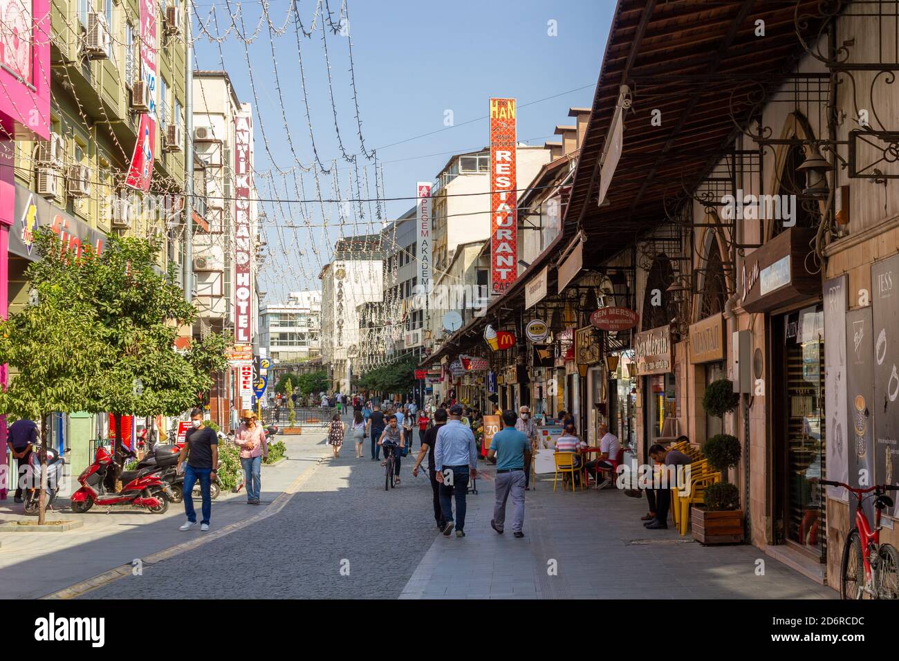 Antakya, Hatay / Türkei - Oktober 08 2020: Blick auf Straßen und Häuser im alten Stadtzentrum von Antakya Stockfoto