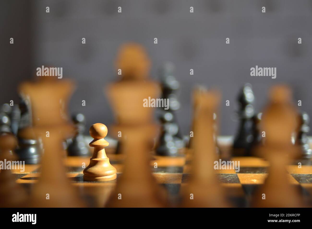 Nahaufnahme eines Schachspiels mit Bauer im Scheinwerferlicht Stockfoto