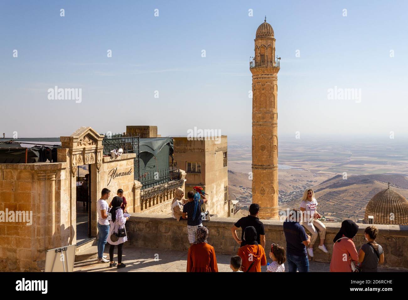 Mardin / Türkei - Oktober 10 2020: Menschen, die touristische Sehenswürdigkeiten vor dem Blick auf die alte Stadt Mardin Stockfoto