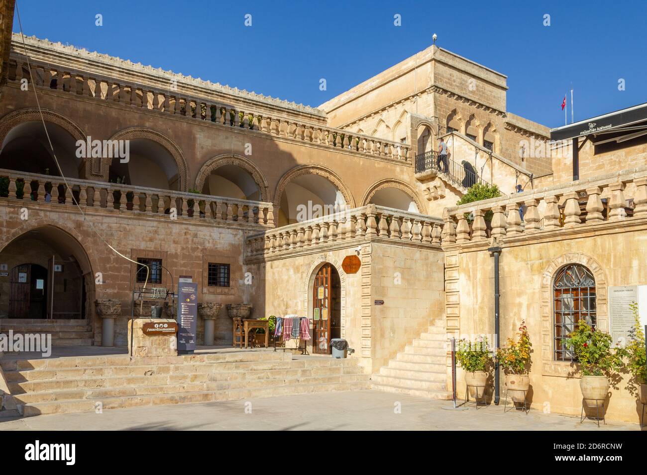 Mardin / Türkei - Oktober 10 2020: Außenansicht des Mardin Museums Stockfoto