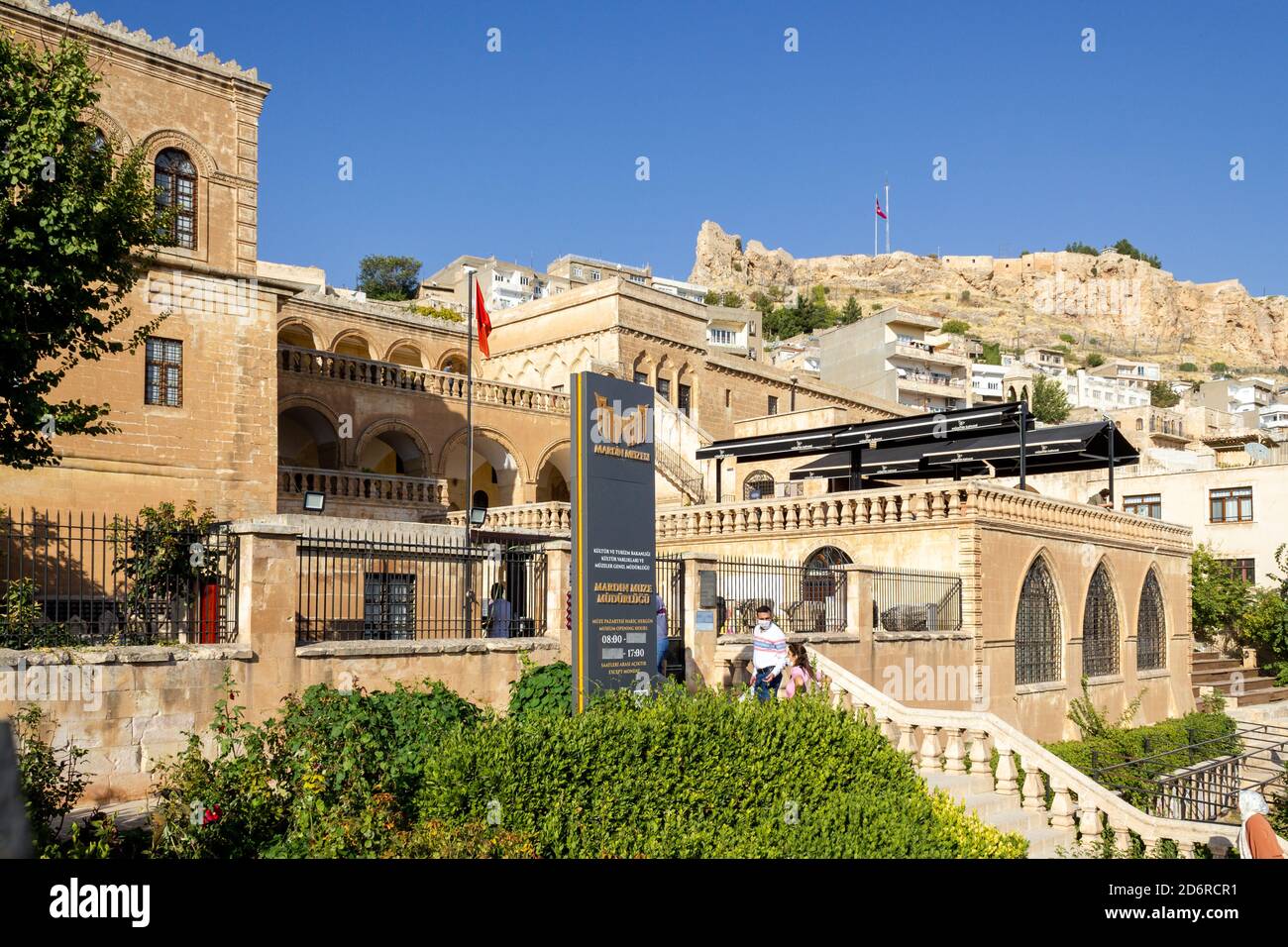 Mardin / Türkei - Oktober 10 2020: Außenansicht des Mardin Museums Stockfoto