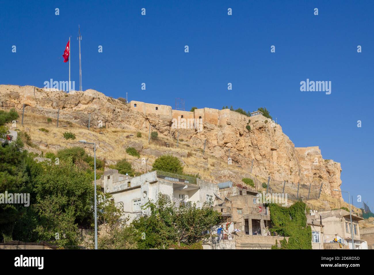 Mardin / Türkei - Oktober 10 2020: Schloss Mardin und türkische Flagge. Old Mardin, Türkei Stockfoto