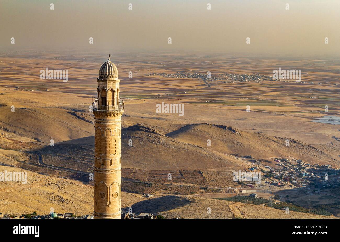 Blick auf das Minarett der Mardin Ulu Cami Moschee und das Mesopotamia-Tal. Türkei Stockfoto