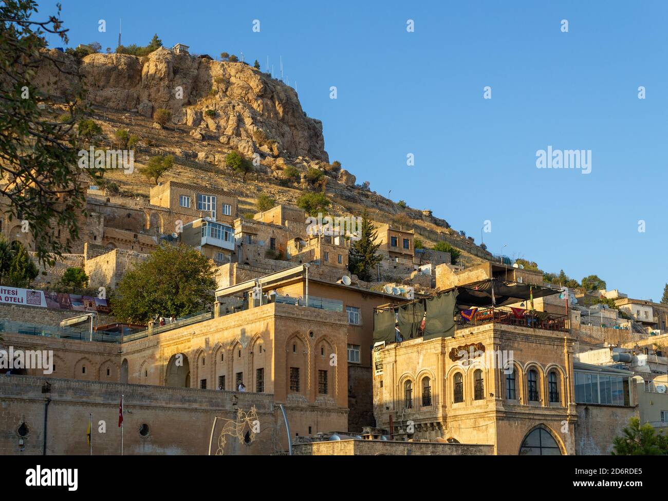 Mardin / Türkei - Oktober 10 2020: Mardin Schloss und alte Mardin Häuser Stockfoto