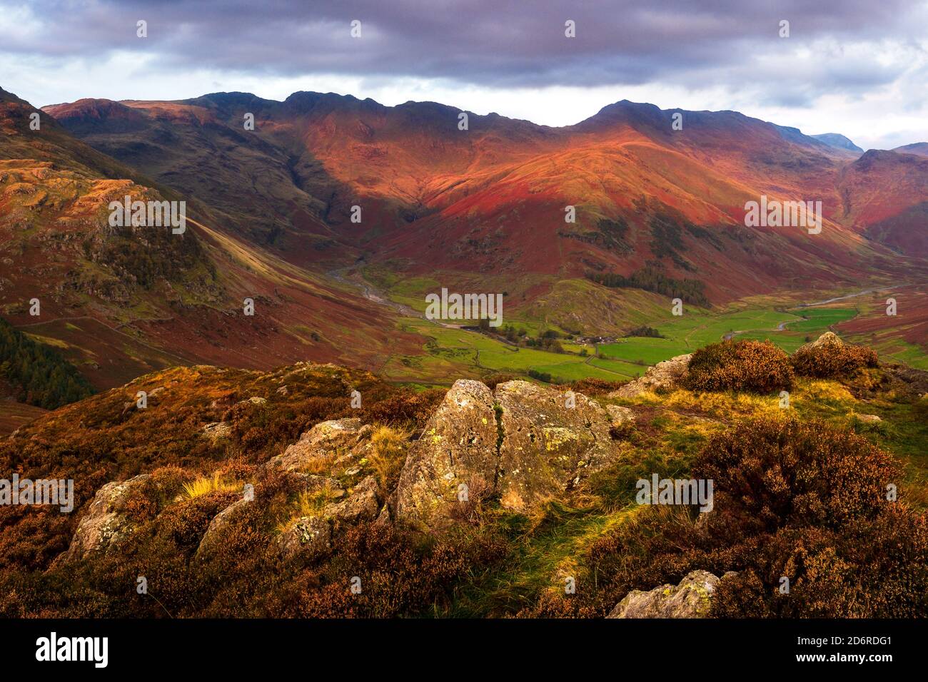 Crinkle Crags und Bowfell und Oxendale von Side Pike. Lake District National Park Stockfoto