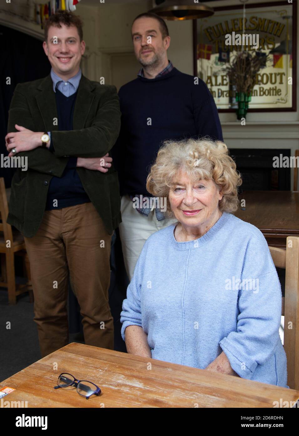Luke Turner und John Doran von derQuietus mit Sängerin Shirley Collins. Oktober 2020. Stockfoto