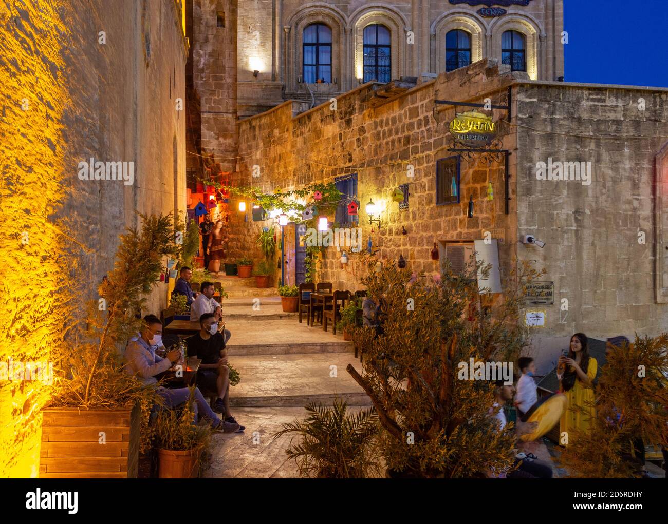 Mardin / Türkei - Oktober 10 2020: Blick auf Straßen und Häuser in der Altstadt von Mardin bei Nacht Stockfoto