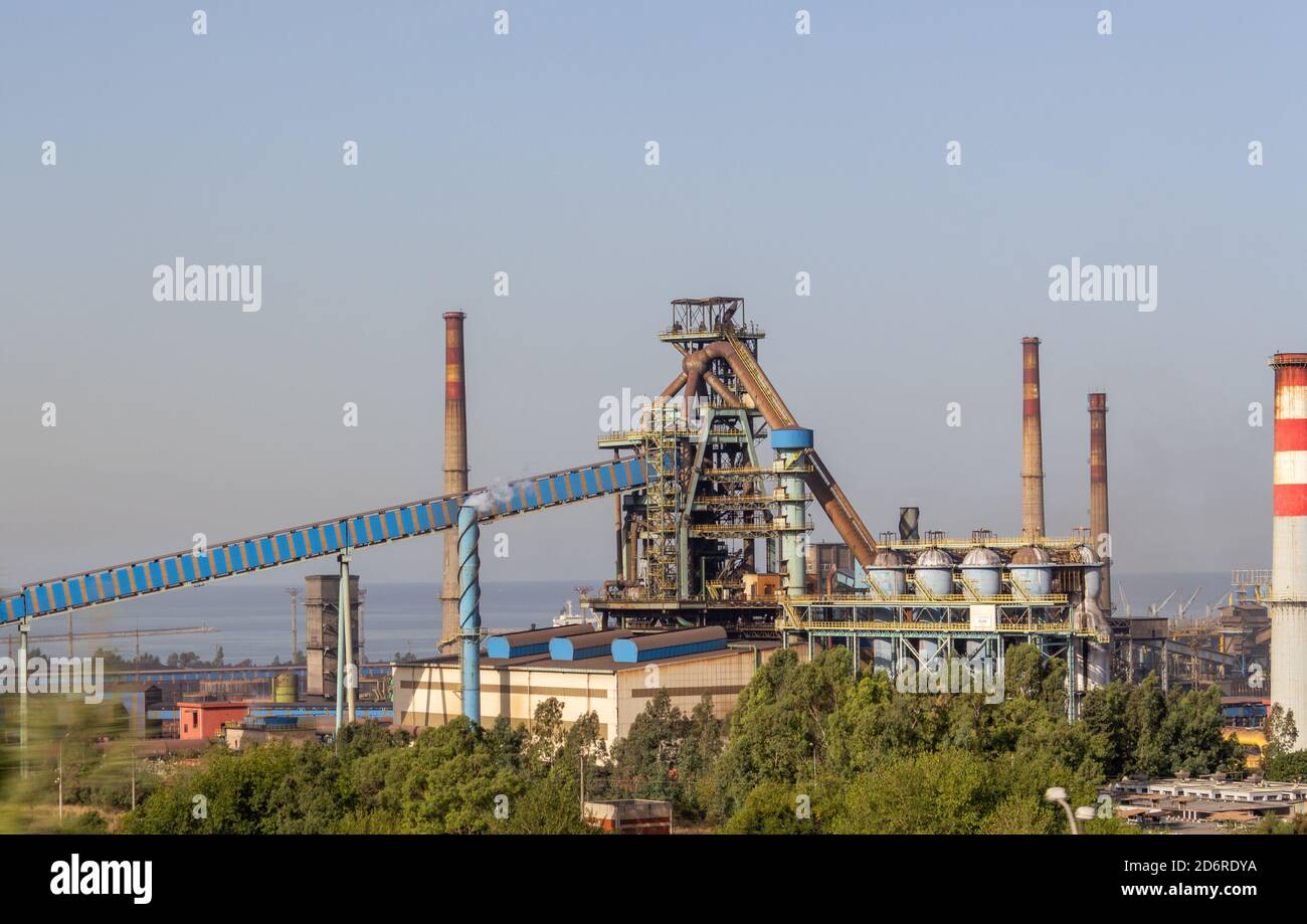 Iskenderun, Hatay / Türkei - Oktober 08 2020: Iskenderun Demir ve Celik (Isdemir) Eisen- und Stahlfabrik Stockfoto