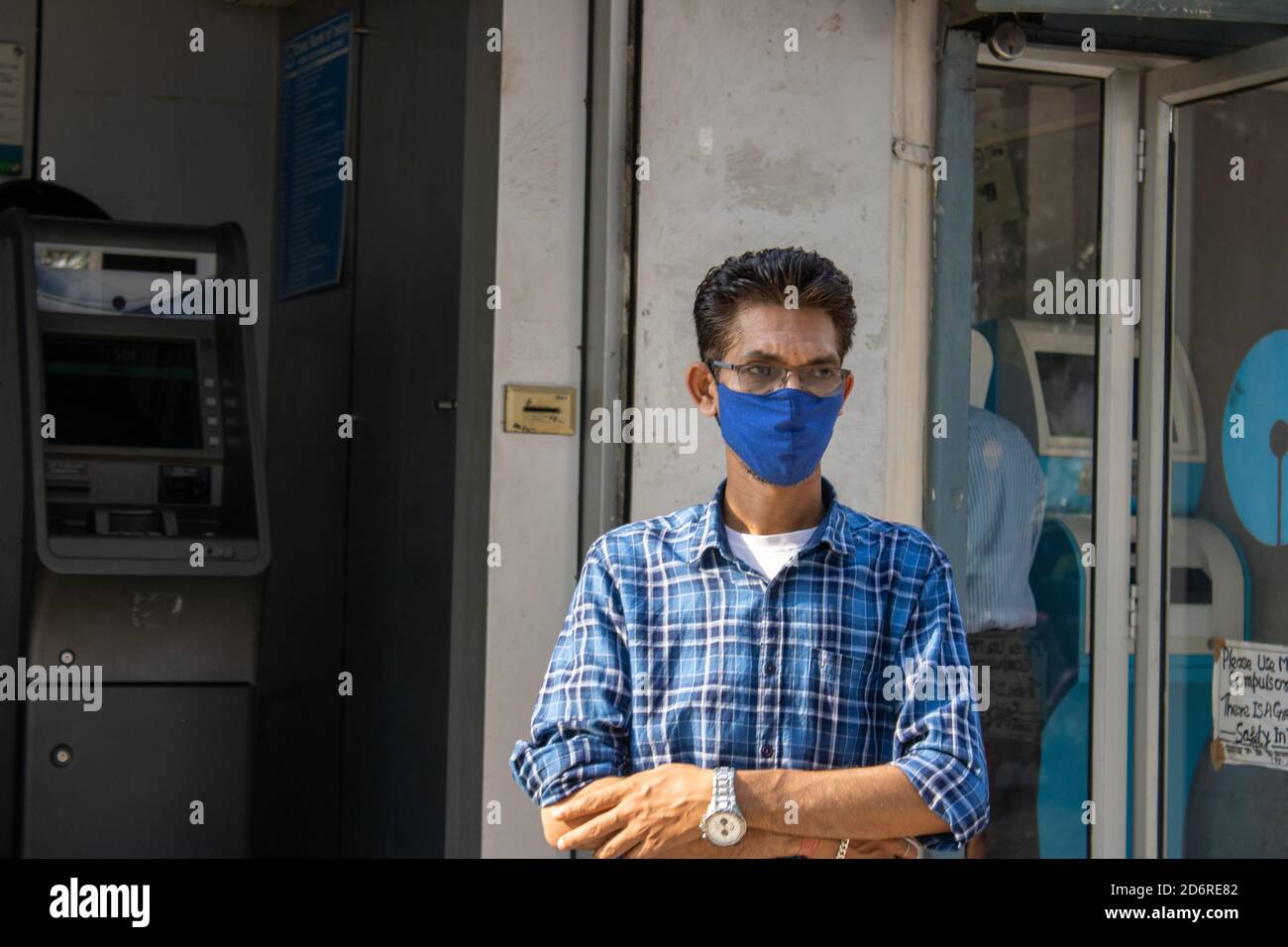 Dehradun, Uttarakhand/Indien-Oktober 14 2020:EIN Kunde außerhalb der Bank trägt eine Gesichtsmaske als Vorsichtsmaßnahme für die Corona-Epidemie in Indien. Hochwertige Fotos Stockfoto