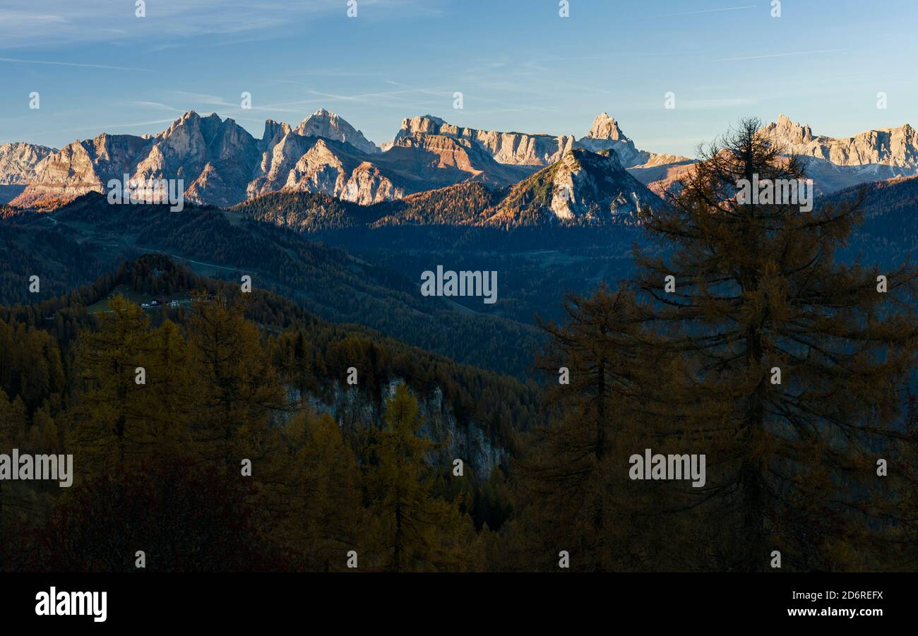 Blick über die Dolomiten vom Falzarego-Pass bis zur Croda da Lago-Bergkette. Die Dolomiten von Venetien sind Teil des UNESCO-Weltkulturerbes. Euro Stockfoto